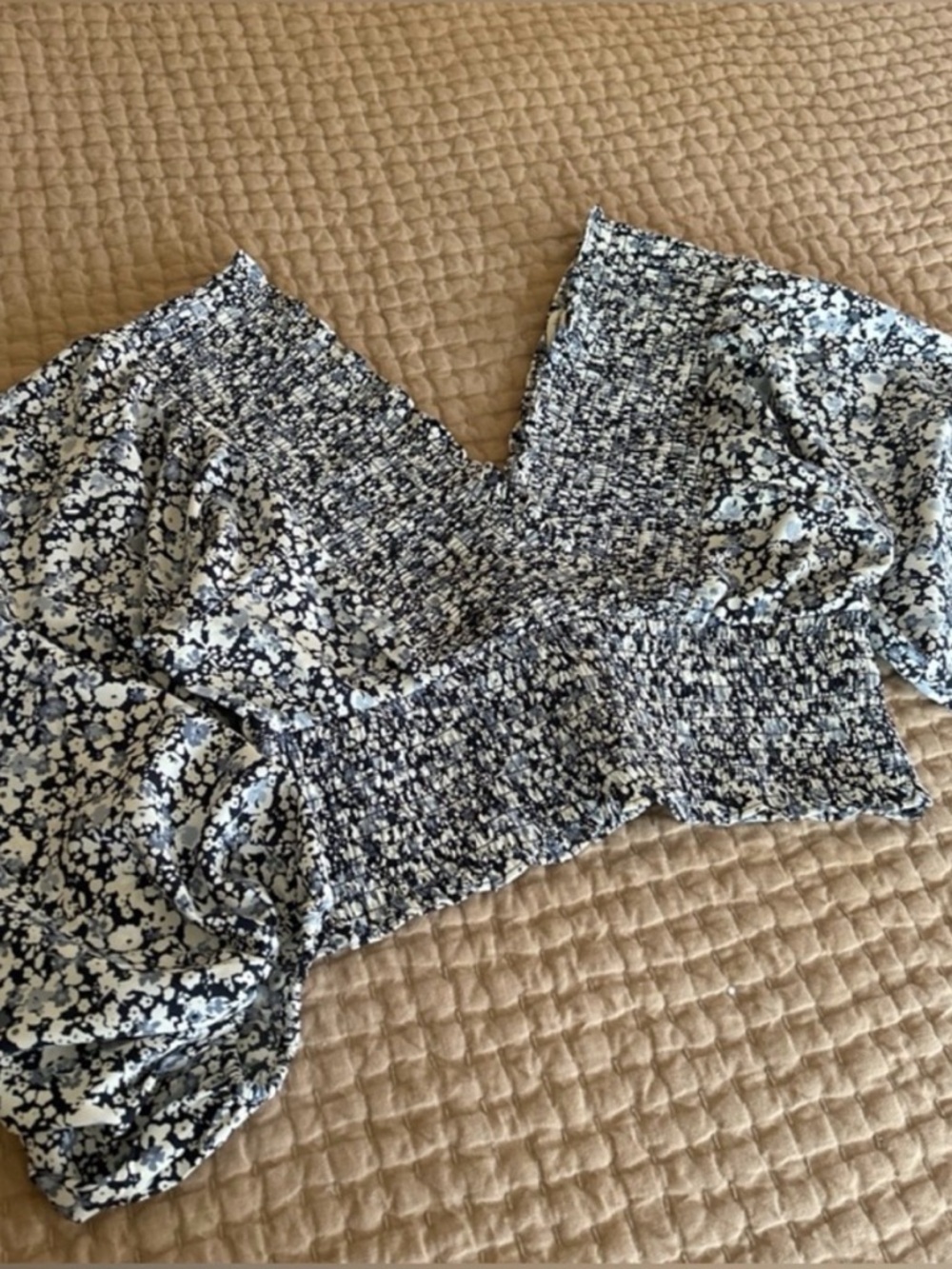 Smocked Floral Off the Shoulder Blouse Abercrombie & Fitch - Blue & White